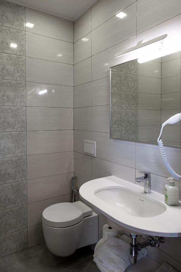 Amica Geniale Hotel Наполи Екстериор снимка